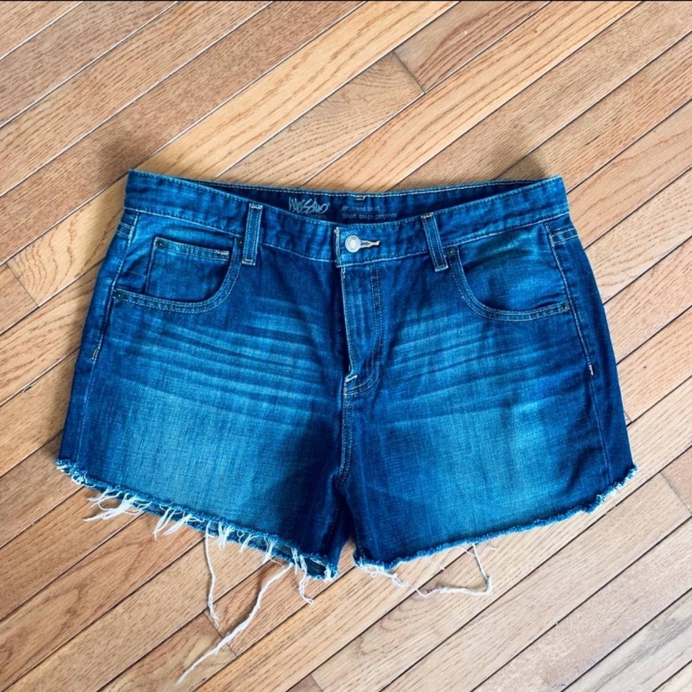 Cut off jean short boyfriend style
